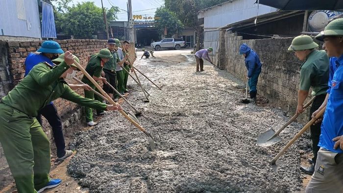 Đoàn viên Đoàn Thanh niên Công an huyện Quỳ Hợp giúp người dân đổ bê tông con đường nội thôn. Ảnh: Đoàn TN Công an huyện Quỳ Hợp.
