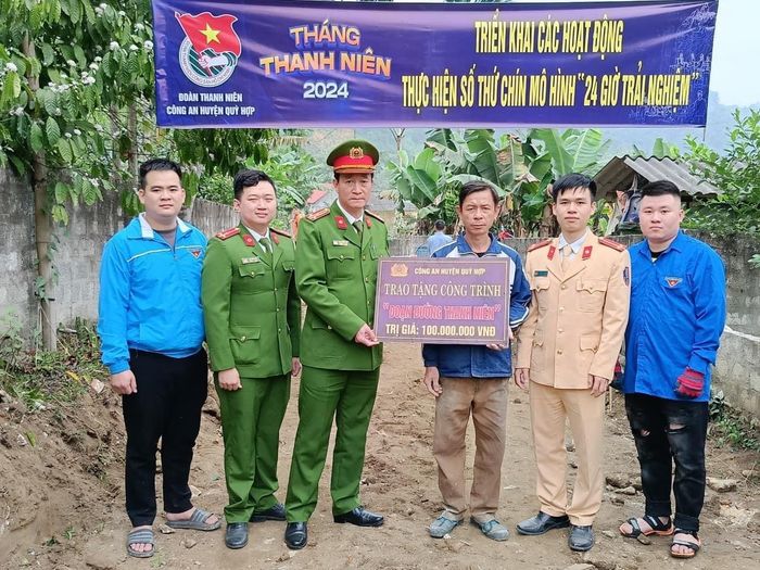 Đoàn Thanh niên Công an huyện Quỳ Hợp tặng công trình "Đoạn đường thanh niên" cũng là công trình số 9 nằm trong mô hình "24 giờ trải nghiệm" cho gia đình ông Sầm Văn Quảng là hộ gia đình có hoàn cảnh khó khăn nằm trên địa bàn xã Châu Lộc (Quỳ Hợp). Ảnh: Đoàn TN Công an huyện Quỳ Hợp