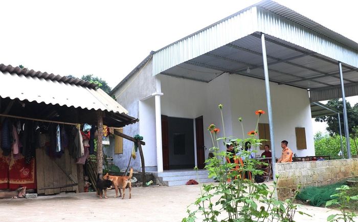 Từ khi được Đoàn Thanh niên Công an huyện Quỳ Hợp hỗ trợ ngôi nhà mới (bên phải), gia đình chị Lo Thị Hà (xã Châu Lý) đã không còn nỗi lo lắng nhà bị sập (bên trái) mỗi khi mưa to, gió lớn kéo về. Ảnh: Như Bình