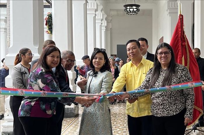 Các đại biểu cắt băng khánh thành Triển lãm ảnh “Việt Nam, đất nước, con người” và “Chặng đường 35 năm quan hệ Việt Nam - Venezuela”. Ảnh: TTXVN phát