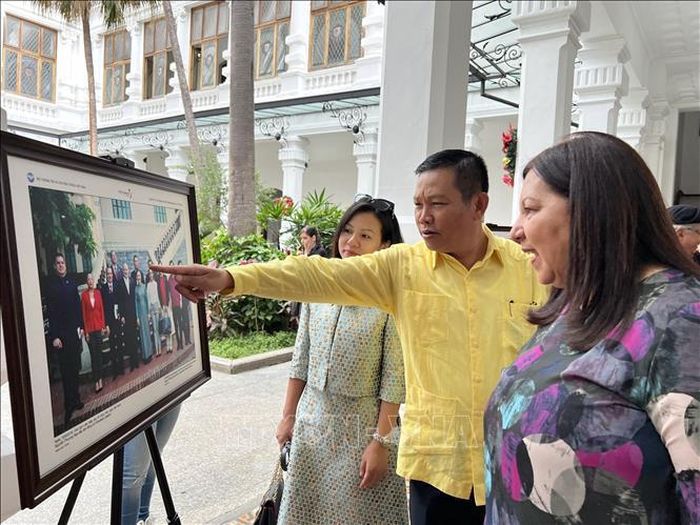 Đại sứ Việt Nam tại Venezuela Vũ Trung Mỹ và bà Carmen Mernéndez, Ủy viên Bộ Chính trị Đảng Xã hội chủ nghĩa Thống nhất Venezuela (PSUV), Thị trưởng Caracas tham quan Triển lãm ảnh “Việt Nam, đất nước, con người” và “Chặng đường 35 năm quan hệ Việt Nam - Venezuela”. Ảnh: TTXVN phát
