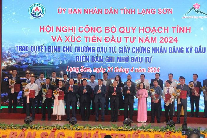 Trao quyết định đầu tư dự án cho các doanh nghiệp trong và ngoài tỉnh. Ảnh: Văn Đạt/TTXVN