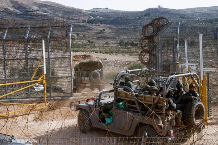 Xe quân sự của Israel vượt hàng rào đến vùng đệm với Syria gần làng Druze ở Cao nguyên Golan. Ảnh: AFP.