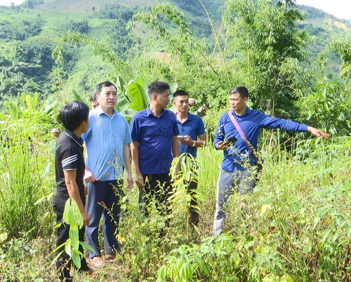 Đoàn công tác huyện Nậm Pồ tuyên truyền giải phóng mặt bằng dự án cấp điện. Ảnh: CTV