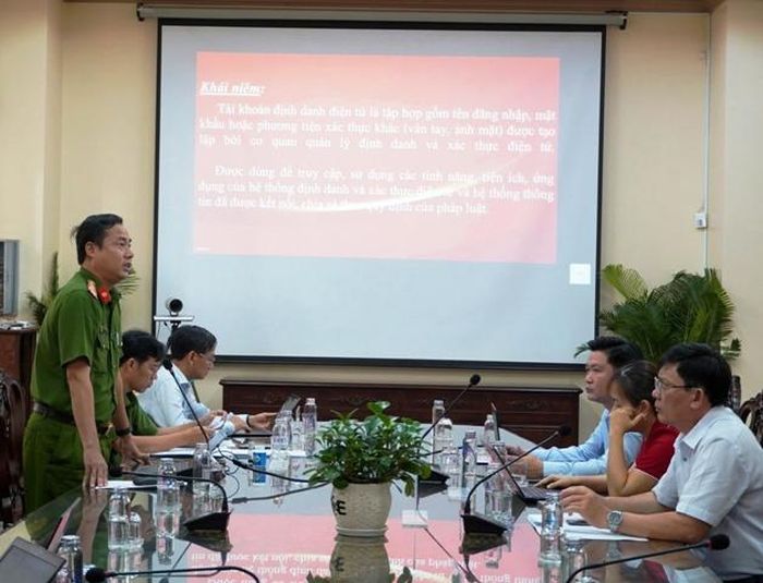 Đại diện Công an tỉnh hướng dẫn trình tự, thủ tục cấp phiếu Lý lịch tư pháp trực tuyến