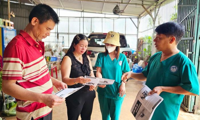  Cán bộ y tế TP. Pleiku tuyên truyền về phòng-chống sốt rét đến người dân. Ảnh: N.N 