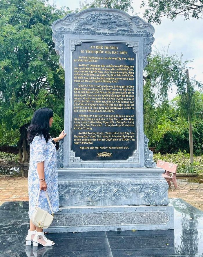 Tác giả tham quan Khu di tích Tây Sơn Thượng đạo. Ảnh: T.A