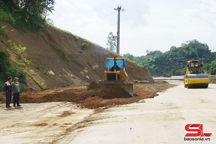 Thi công tuyến đường từ tiểu khu 26.3, xã Cò Nòi đến tiểu khu 10, xã Hát Lót, huyện Mai Sơn.
