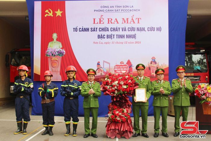 Lãnh đạo Công an tỉnh Sơn La trao quyết định thành lập Tổ Cảnh sát chữa cháy và CNCH đặc biệt tinh nhuệ. 