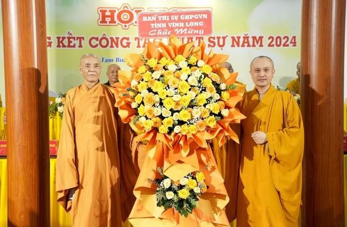Lẵng hoa chúc mừng của Ban Trị sự GHPGVN tỉnh Vĩnh Long