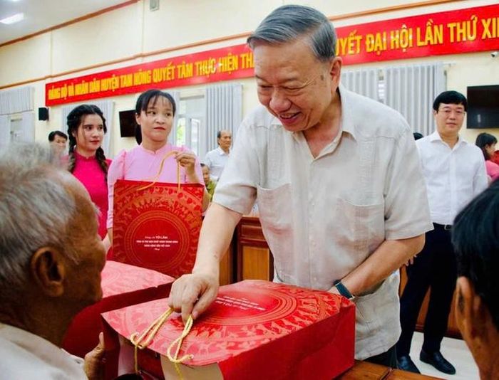  Tổng Bí thư Tô Lâm tặng quà cho các thương, bệnh binh tiêu biểu trên địa bàn tỉnh. 