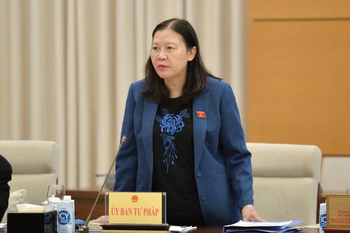  Chủ nhiệm Ủy ban Tư pháp Lê Thị Nga trình bày Báo cáo giải trình, tiếp thu, chỉnh lý dự thảo Pháp lệnh Chi phí tố tụng. Ảnh: Hồ Long 