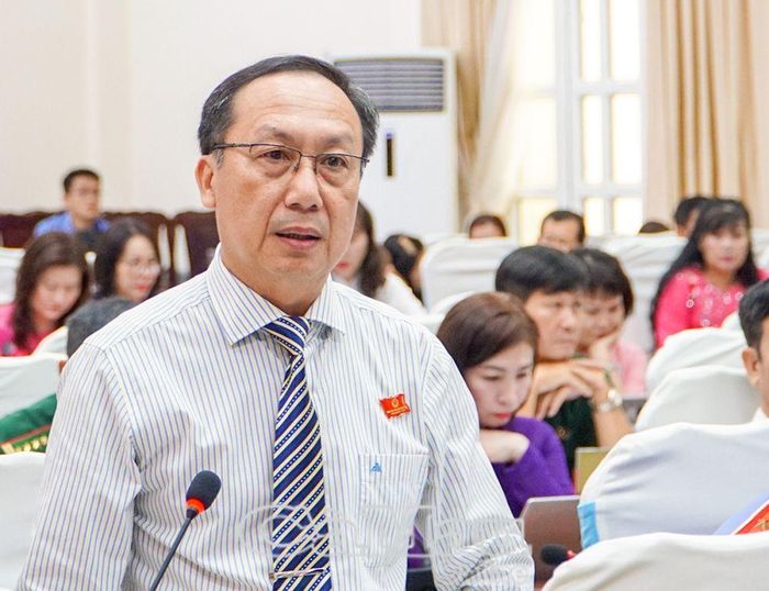 Đại biểu Phan Hoàng Vũ, Giám đốc Sở Nông nghiệp và Phát triển nông thôn, phát biểu các nội dung liên quan đến lĩnh vực phụ trách.
