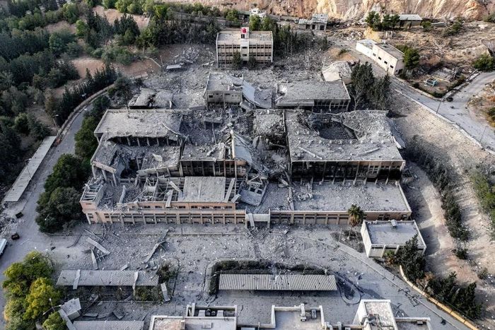  Hậu quả của một cuộc tấn công vào Trung tâm nghiên cứu khoa học Barzah, thủ đô Damascus (Syria) hôm 10-12, nơi được cho là có liên quan đến chương trình vũ khí hóa học của chính phủ Syria. Ảnh: AFP 