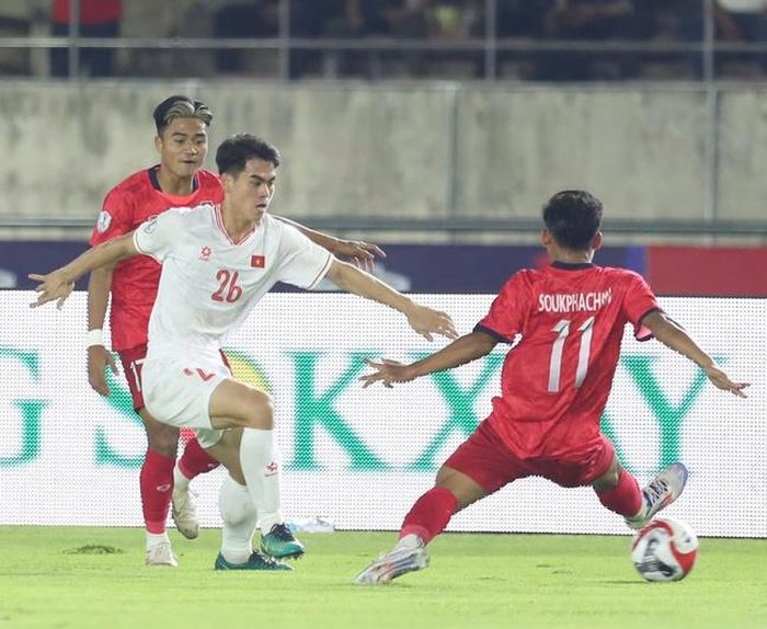 Khuất Văn Khang (áo trắng) được bố trí đá chính ở trận gặp ĐT Lào nhưng đã thể hiện không thật sự ấn tượng. Ảnh: Tuấn Phạm