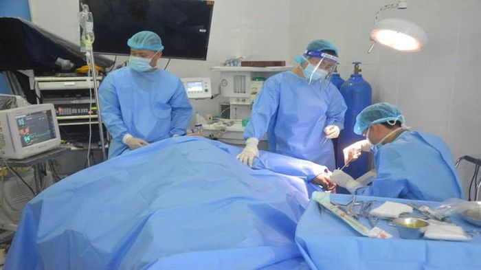 Bác sĩ quân y bệnh xá đảo Song Tử Tây tiến hành phẫu thuật cho ngư dân Lê Lại. (Ảnh: CTV HQ)