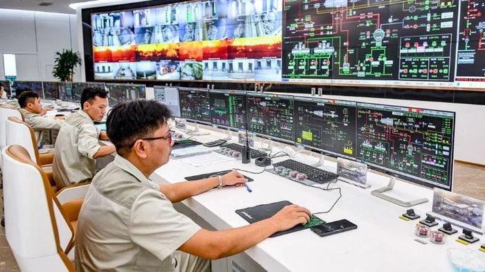 Công nhân vận hành Nhà máy điện rác Sóc Sơn. 