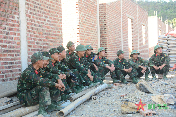 Cán bộ, chiến sĩ nghỉ giải lao bên cạnh các công trình do chính mình xây dựng.
