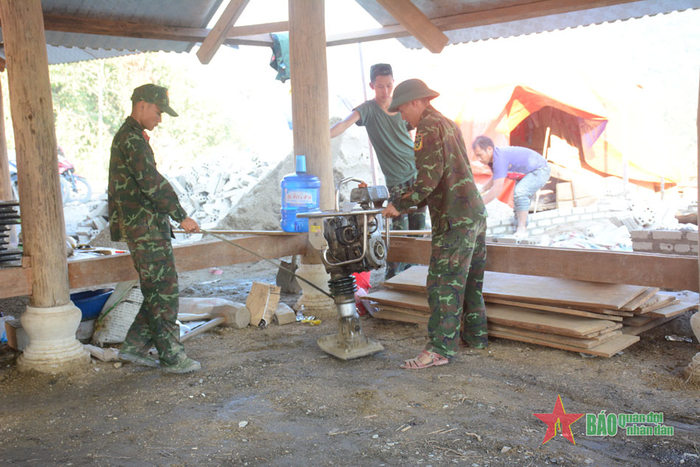 Thực hiện công đoạn đầm nền.