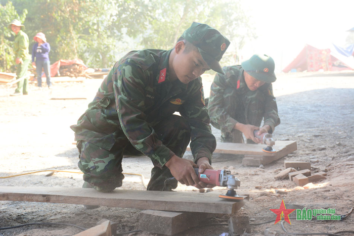 Các chiến sĩ gia công gỗ phục vụ cho việc lắp ghép.