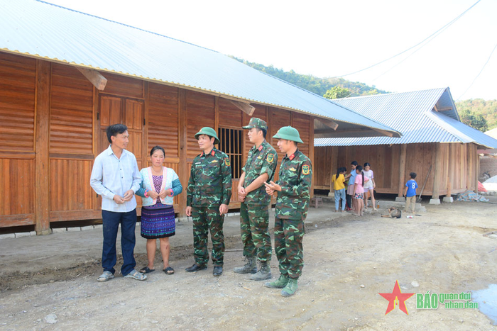 Những nếp nhà đầu tiên đã hoàn thiện ở khu tái định cư điểm bản Huổi Ké thuộc bản Lĩnh, xã Mường Pồn.