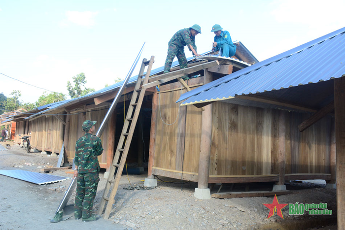 Việc bắn mái nhà cũng được thực hiện đồng loạt.