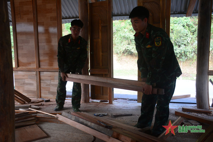 Vận chuyển vật liệu phục vụ cho việc lắp ghép.