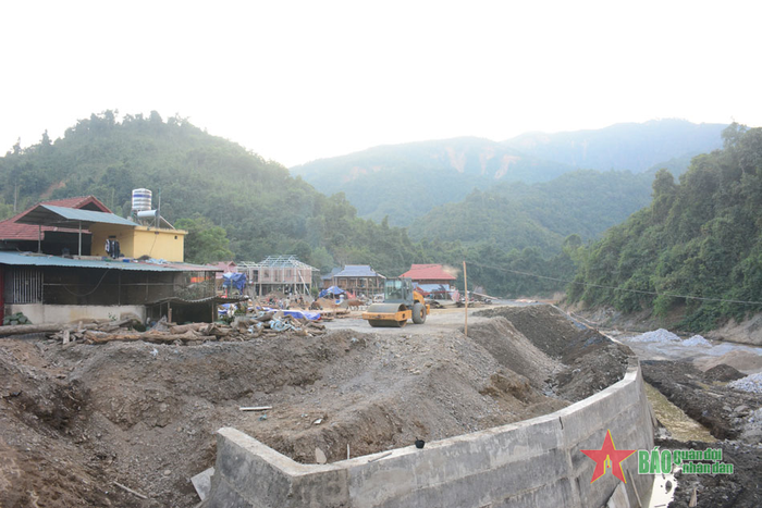 Các công trình ở bản Tin Tốc 1, xã Mường Pồn cũng đang dần đi vào hoàn thiện.