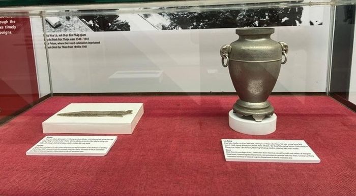  Một số hiện vật của các tướng lĩnh được giới thiệu tới công chúng. Ảnh: H.Lê 