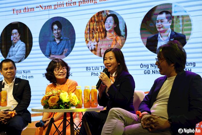 Bà Lưu Thị Thu Hiền - Phó Tổng Giám đốc Công ty Cổ phần thực phẩm sữa TH chia sẻ kinh nghiệm của Tập đoàn TH trong tạo dựng môi trường làm việc thân thiện, công bằng cho cả nam và nữ. Ảnh: VSF