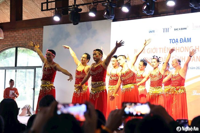 Nam giới tham gia hoạt động văn nghệ, thể hiện vai trò trong thúc đẩy bình đẳng giới. Ảnh: VSF