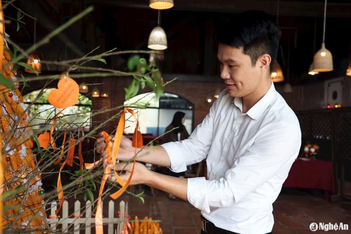 Nhiều lời kêu gọi chung tay hành động, chấm dứt bạo lực với phụ nữ và trẻ em gái được chuẩn bị chu đáo và bắt mắt. Ảnh: VSF
