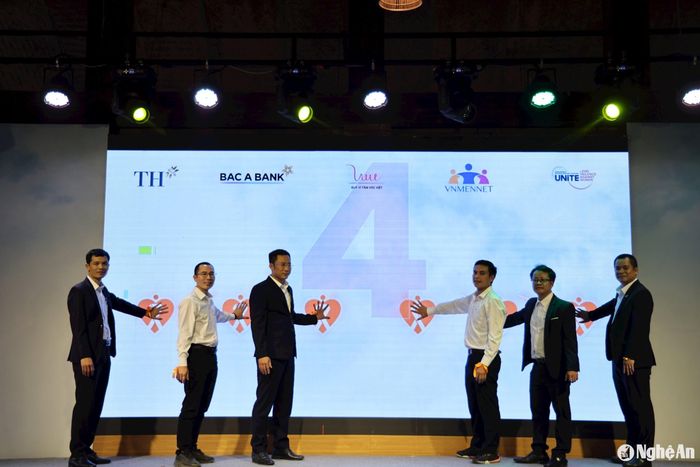 Các đại diện nam giới từ các công ty thành viên của Tập đoàn TH tại Nghệ An cùng tham gia nghi thức Cam kết hành động. Ảnh: VSF
