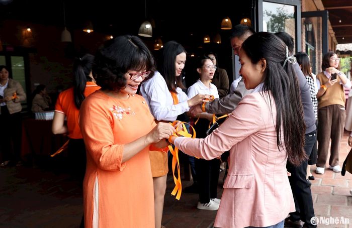 Bà Trần Hồng Điệp - Giám đốc VSF cùng tham gia hoạt động với tham dự viên tại tọa đàm. Ảnh: VSF