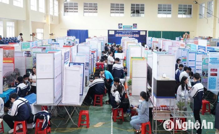Học sinh Nghệ An tham gia Hội thi Khoa học kỹ thuật cấp tỉnh năm học 2023 - 2024. Ảnh: Mỹ Hà
