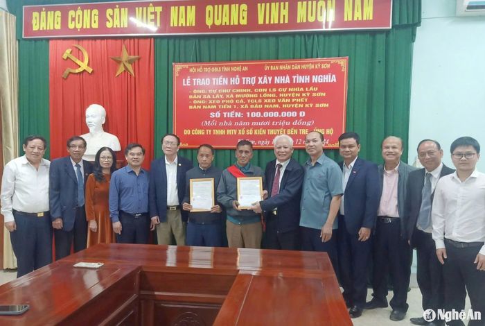 Trao số tiền 100 triệu đồng cho 2 gia đình thân nhân liệt sĩ ở huyện Kỳ Sơn. Ảnh: Thu Hương