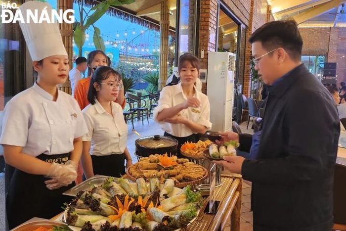 50 địa điểm được tuyển chọn Hộ chiếu ẩm thực đã giới thiệu món ăn đặc trưng tại lễ công bố chiến dịch Food Tour. Ảnh: NGỌC HÀ