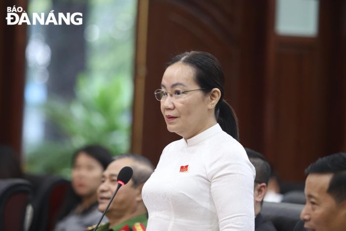 Đại biểu Nguyễn Thị Phượng, Phó trưởng ban Pháp chế HĐND thành phố chất vấn. Ảnh: T. HUY