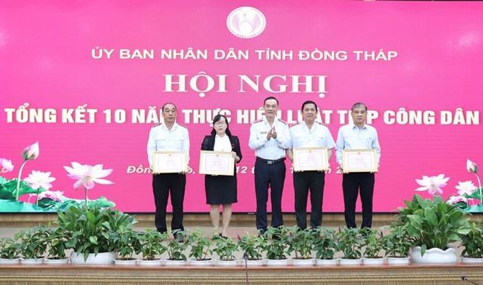Ông Nguyễn Văn Nghĩa – Chánh Thanh tra tỉnh trao Bằng khen của Chủ tịch UBND tỉnh cho các cá nhân đạt thành tích xuất sắc trong thực hiện Luật Tiếp công dân