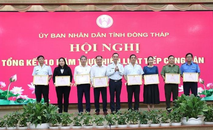 Ông Nguyễn Văn Nghĩa – Chánh Thanh tra tỉnh trao Bằng khen của Chủ tịch UBND tỉnh cho đại diện các tập thể đạt thành tích xuất sắc trong thực hiện Luật Tiếp công dân