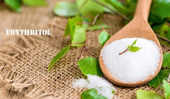 Erythritol một loại rượu đường, có vị ngọt nhẹ và chỉ số đường huyết bằng không, thường được sử dụng trong thực phẩm không đường như bánh kẹo hoặc nước giải khát.