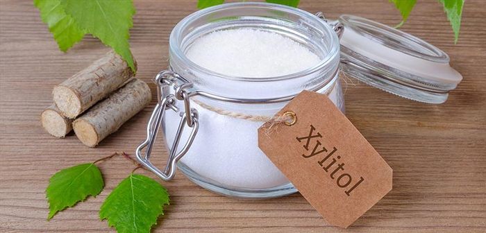 Xylitol cũng là một rượu đường có chỉ số đường huyết thấp đây là là loại đường có nhiều trong một số loại thực vật và quả mọng.