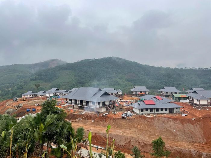 Theo ông Trần Trọng Thông, Chủ tịch UBND huyện Bảo Yên, các đơn vị thi công đã huy động đông đảo công nhân, máy móc để trước ngày 15/12 hoàn thiện công trình, bàn giao cho người dân. Ảnh Trung Dũng.
