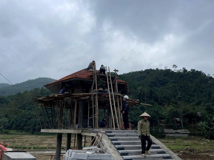 Nhà bia tưởng niệm đang được lát đá, dự kiến hoàn thành trước ngày 15/12. Ảnh Trung Dũng.