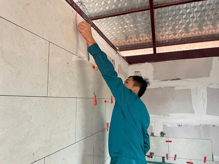 Đường điện cũng đã được kéo vào các ngôi nhà. Ảnh Trung Dũng.