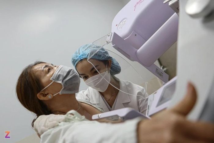 Người dân đang chụp nhũ ảnh 3D để kiểm tra ung thư vú ở một bệnh viện tại TP.HCM. Ảnh: Khương Nguyễn. 