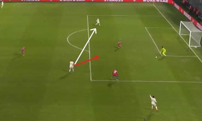  De Ligt nếu chủ động nhận bóng, có thể chuyền sang cho Mazraoui đang đứng trống trải. 