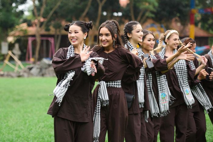 Miss Charm mặc áo bà ba, đeo khăn rằn và "quậy" cùng ban tổ chức (Ảnh: BTC)