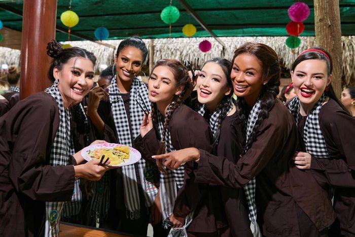 Không chỉ vậy, những người đẹp còn tự tay làm bánh xèo và thưởng thức thành phẩm mình làm ra (Ảnh: BTC)