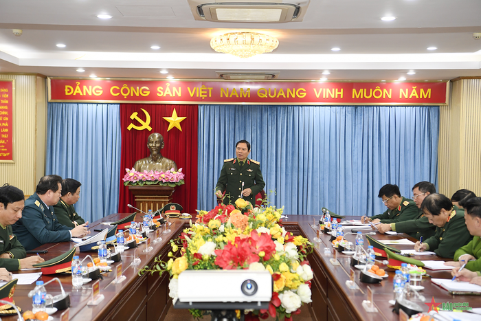 Đại tướng Nguyễn Tân Cương chủ trì hội nghị rút kinh nghiệm sau buổi tổng duyệt. Ảnh: TUẤN HUY